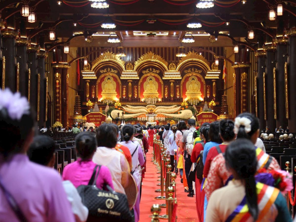 Du lịch tâm linh tại Quảng Ninh dịp tháng 10 thu hút du khách thập phương.