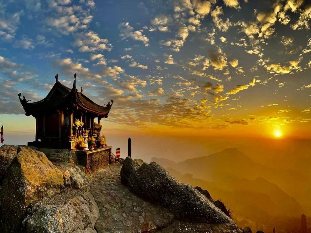 Núi Yên Tử dịp cuối thu khoác lên mình vẻ tĩnh tại hiếm có.