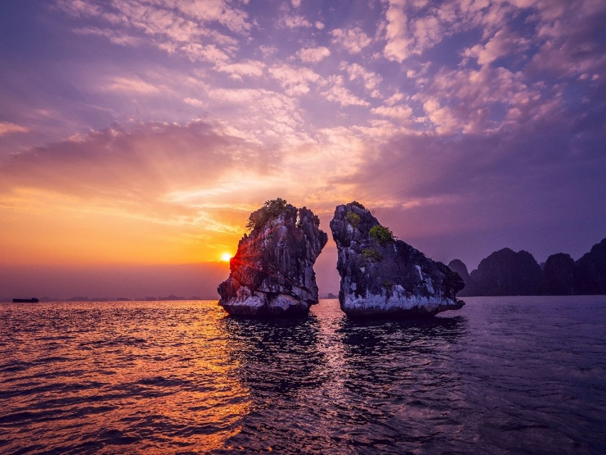 Khoảnh khắc bình minh và hoàng hôn trên vịnh Hạ Long luôn là nguồn cảm hứng cho những bức ảnh đẹp với ánh nắng ấm áp.