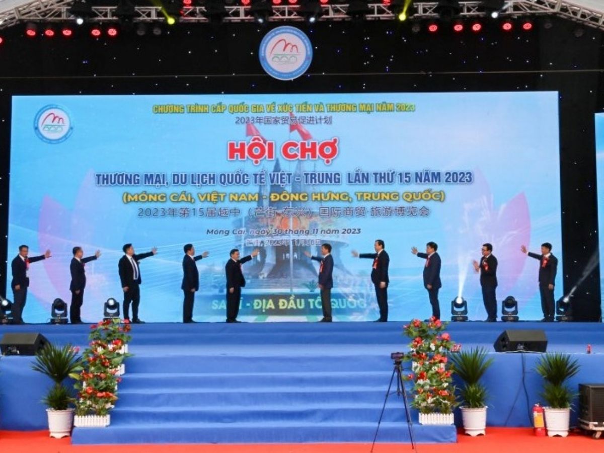 Hội chợ thương mại tại Móng Cái thường có sự tham gia của hàng trăm gian hàng, mang đến nhiều sản phẩm đặc trưng.