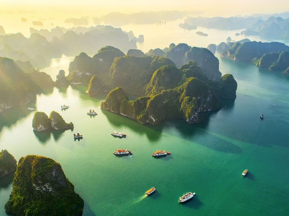 Vịnh Hạ Long vào mùa đông khoác lên mình diện mạo khác biệt nhờ lớp sương mỏng giăng phủ trên các đảo đá vôi.