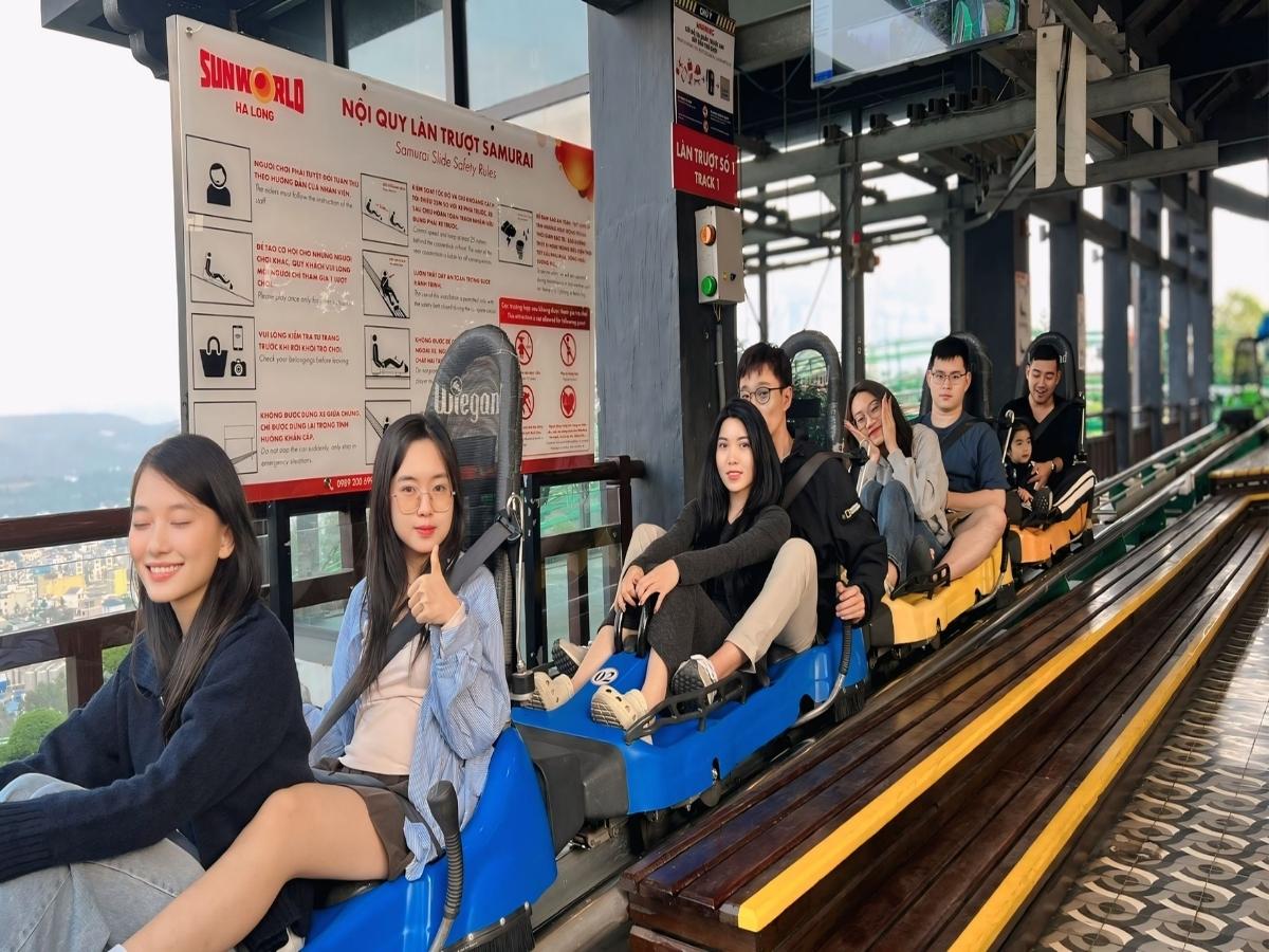 Sun World Ha Long là tổ hợp giải trí hiện đại bậc nhất tại Quảng Ninh, nằm trên đỉnh núi Bài Thơ với tầm nhìn bao quát vịnh Hạ Long.