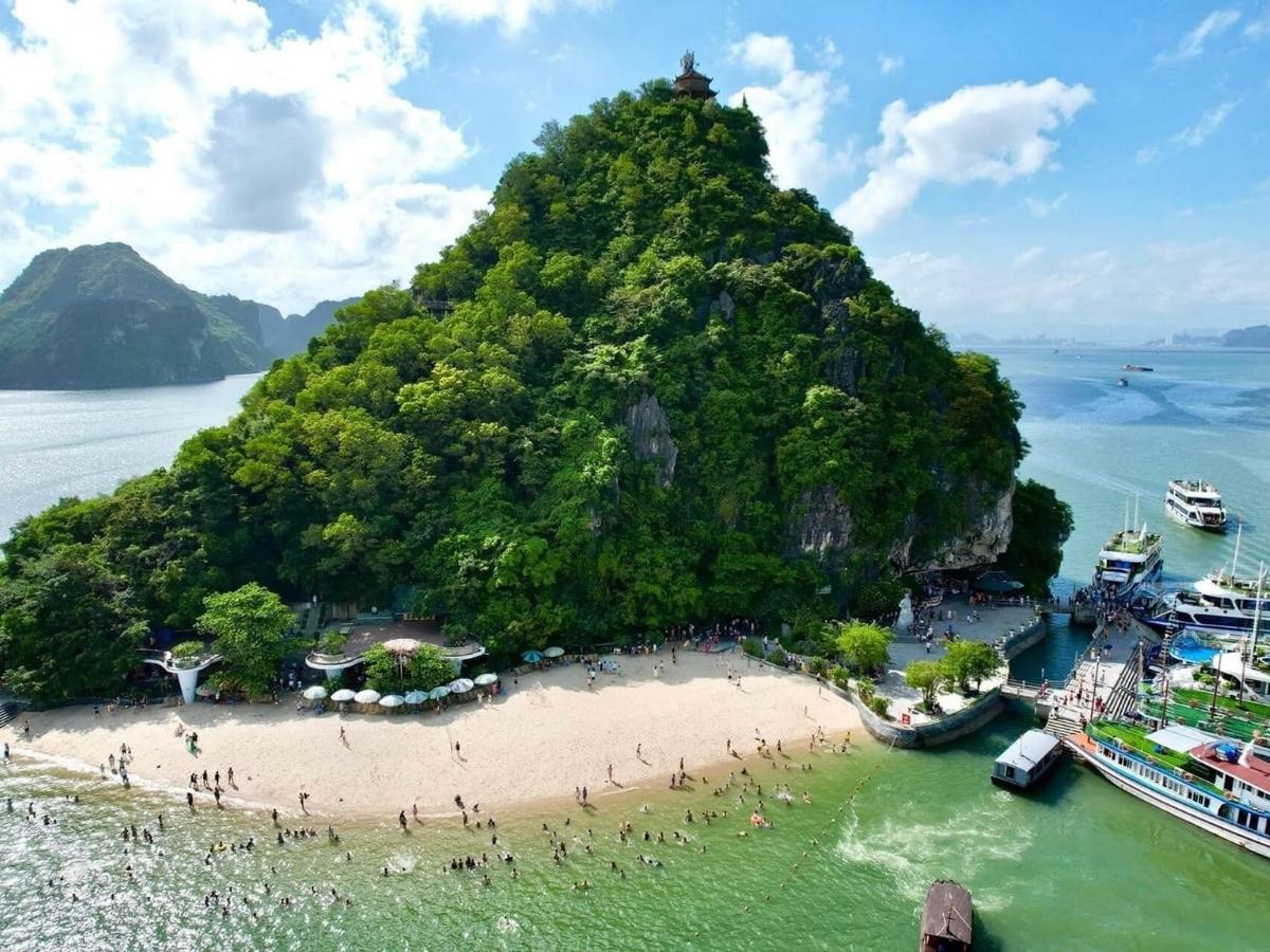 Đảo Titop là một hòn đảo nhỏ nằm giữa vịnh, được đặt theo tên nhà du hành vũ trụ Gherman Titov của Liên Xô cũ.