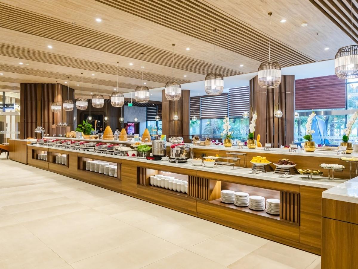 Bữa sáng buffet tại Muong Thanh Luxury Ha Long Centre phục vụ khách với thực đơn đa dạng các món Á và Âu.