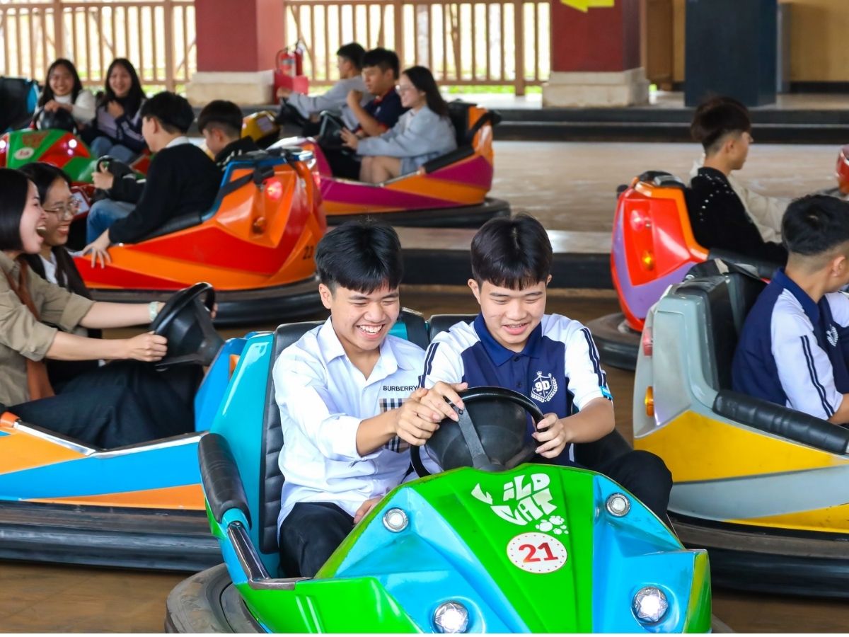 Một buổi chiều lý tưởng có thể bắt đầu tại Sun World Ha Long tổ hợp giải trí nổi tiếng gần Bãi Cháy với nhiều khu vui chơi hấp dẫn.