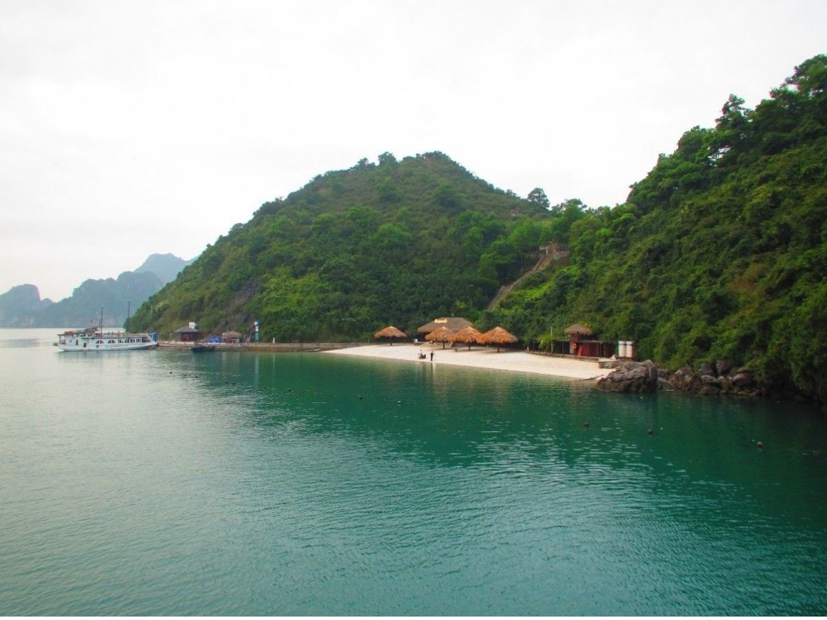 Đảo Soi Sim là bãi tắm còn khá mới nhưng nhanh chóng trở thành điểm đến nổi bật trong danh sách các bãi tắm ở Hạ Long đẹp nhất.