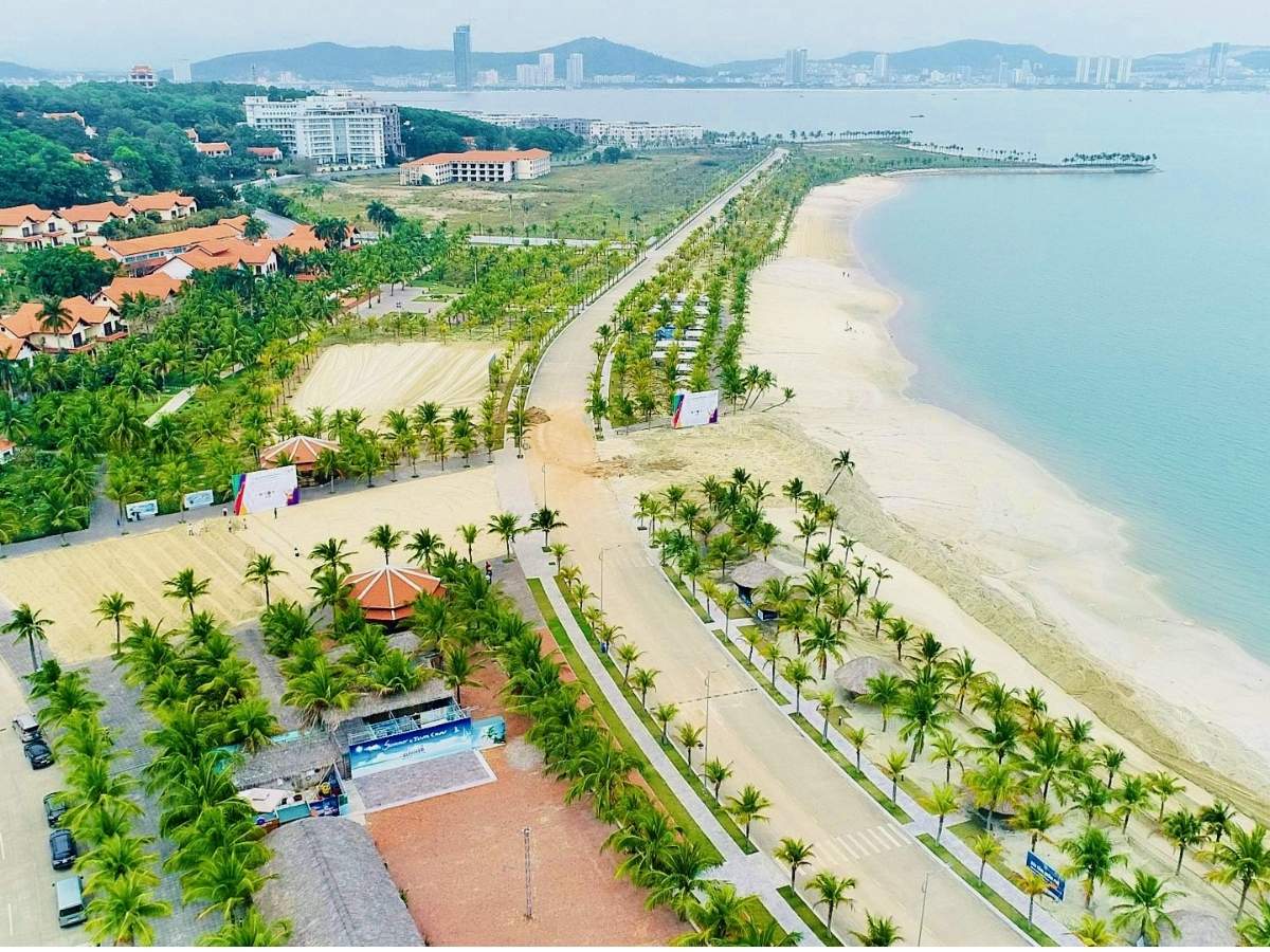 Bãi biển Tuần Châu là bãi tắm nhân tạo nằm trong khu du lịch quốc tế Tuần Châu.