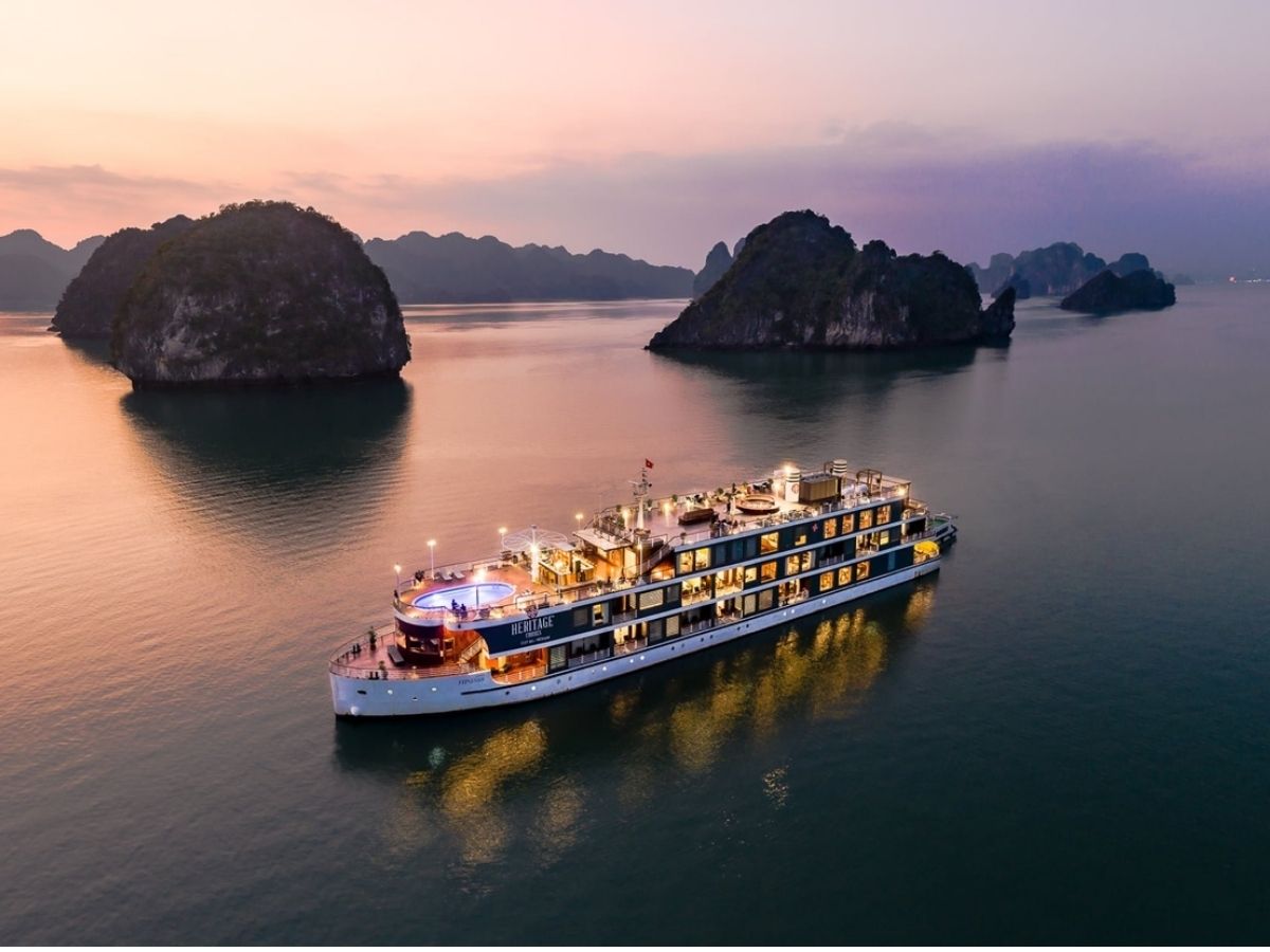 Một trải nghiệm không thể bỏ lỡ khi đến bãi tắm Bãi Cháy Hạ Long là tham gia tour du thuyền tham quan Vịnh Hạ Long di sản thiên nhiên thế giới.