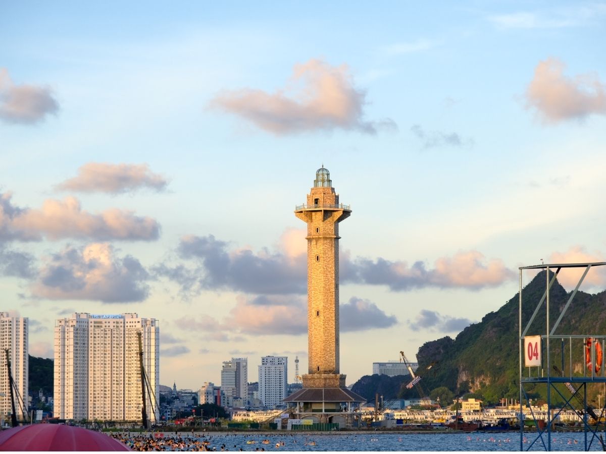 Đến với Bãi tắm Bãi Cháy Hạ Long, du khách chắc chắn không thể bỏ qua trải nghiệm tắm biển và tận hưởng không gian biển trong lành.