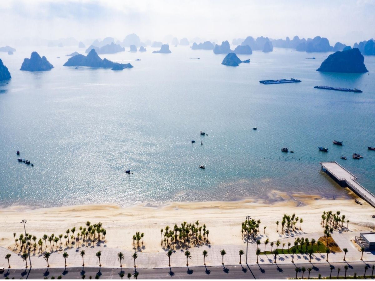 Bãi tắm Bãi Cháy Hạ Long là một trong những bãi biển nổi tiếng thu hút đông đảo du khách khi ghé thăm Hạ Long.