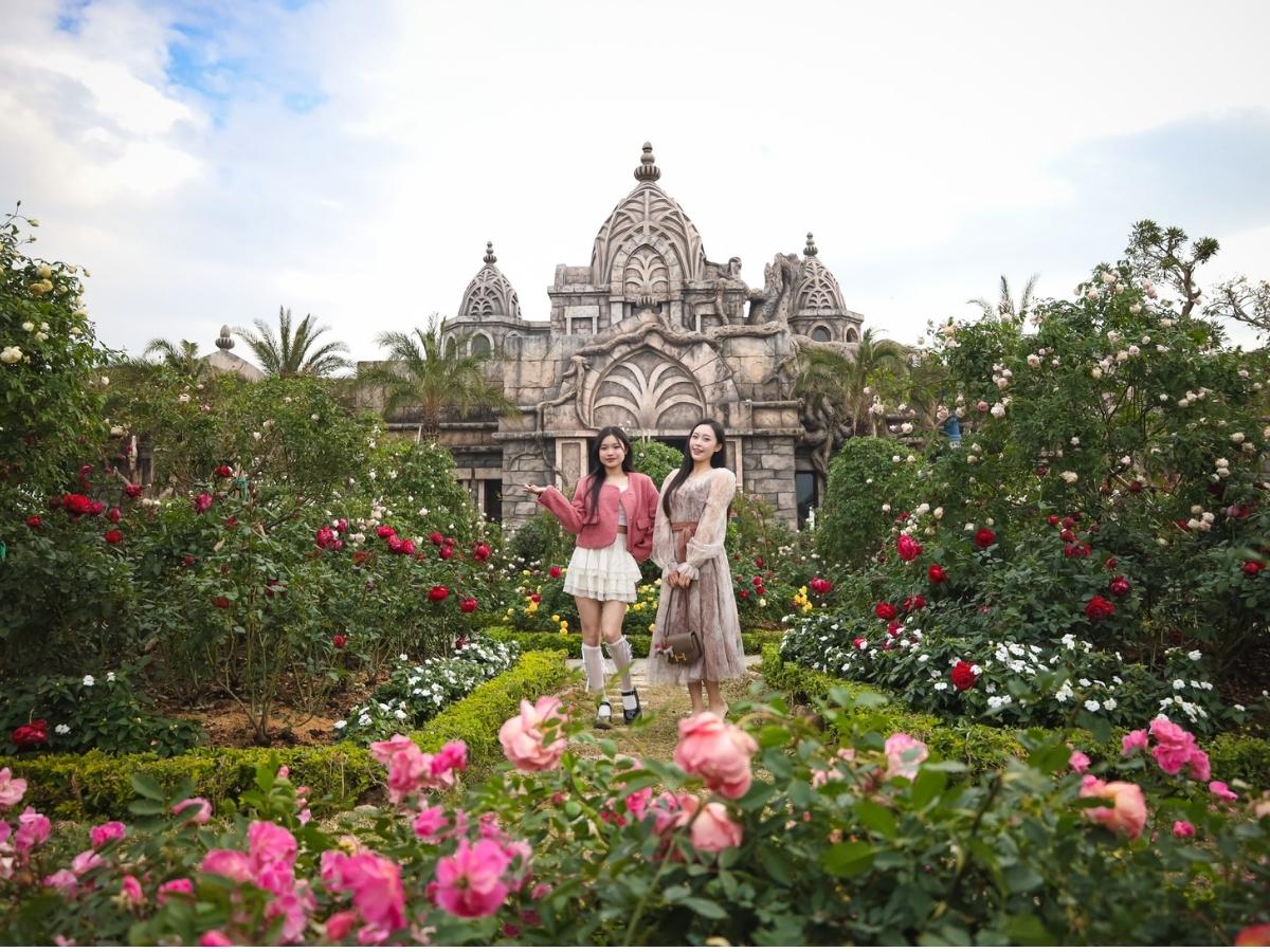 Sun World Ha Long là tổ hợp vui chơi giải trí quy mô lớn nằm ngay gần Bãi tắm Bãi Cháy Hạ Long.