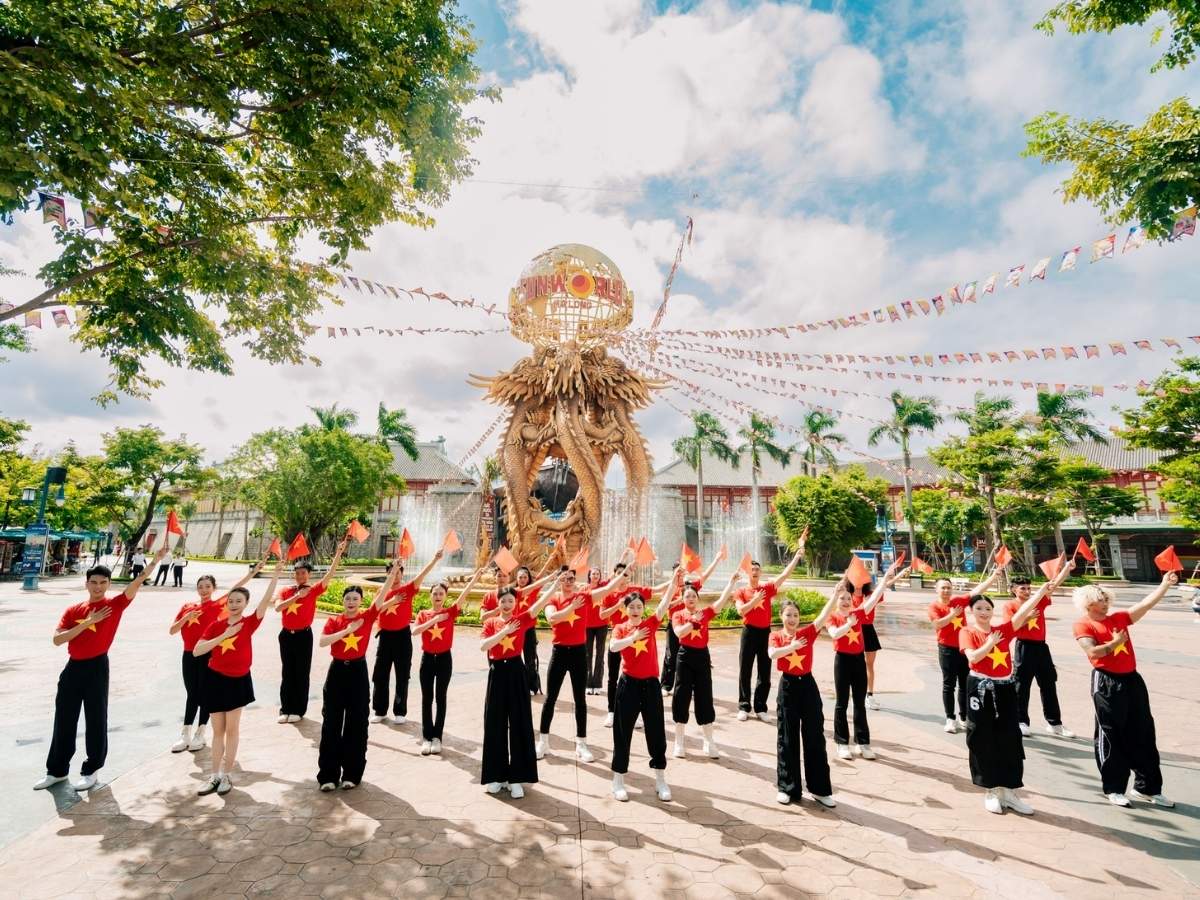 Tại đây, du khách có thể ghé thăm nhiều địa danh nổi tiếng như Sun World Ha Long.