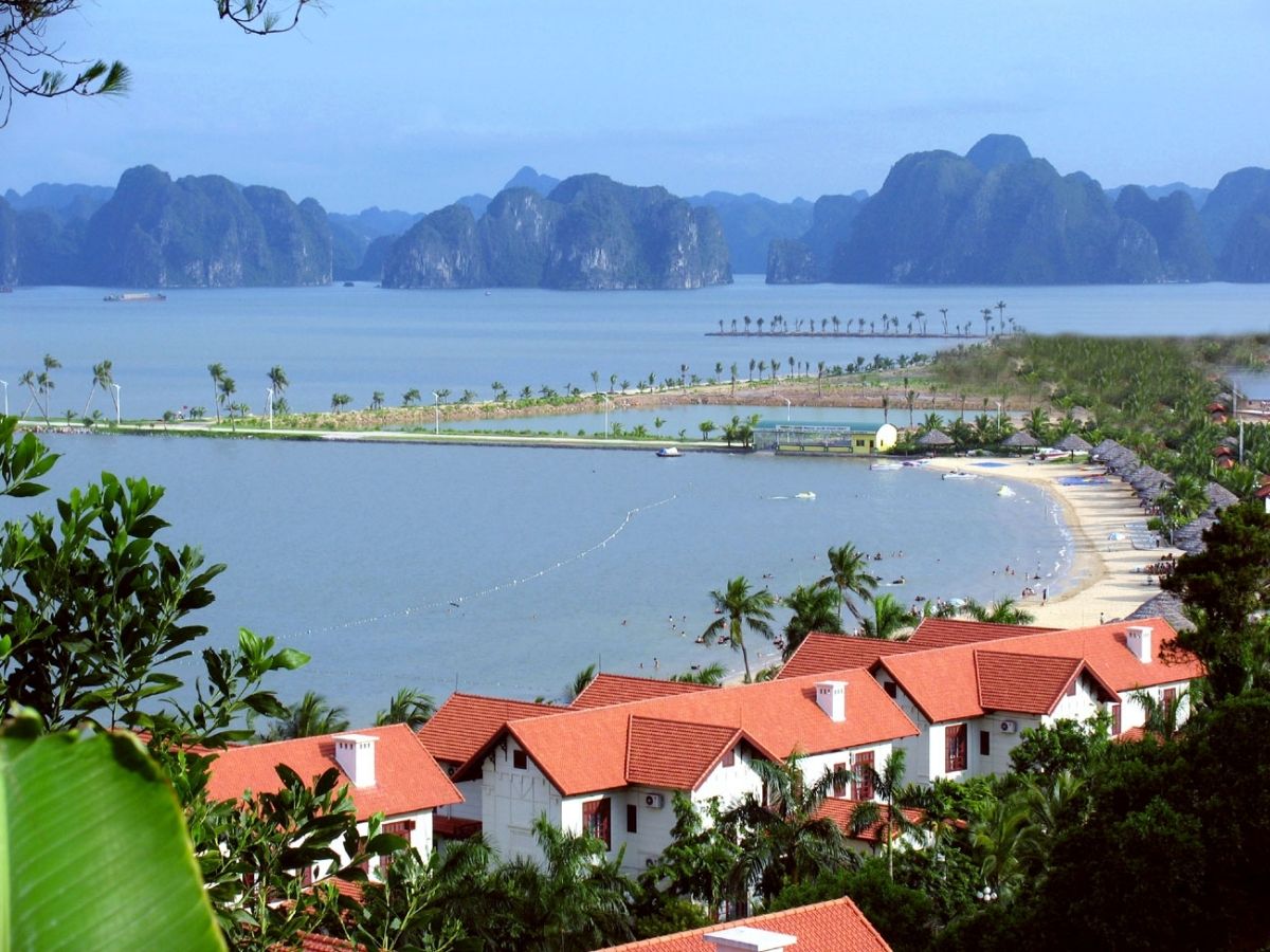 Từ những đặc điểm trên, việc nên đi Tuần Châu hay Bãi Cháy khi du lịch Hạ Long sẽ phụ thuộc vào sở thích và mục đích của chuyến đi.
