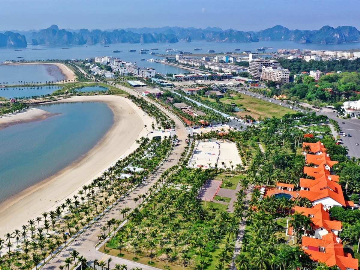 Khi lên kế hoạch khám phá Vịnh Hạ Long, nhiều du khách thường băn khoăn nên đi Tuần Châu hay Bãi Cháy khi du lịch Hạ Long để có trải nghiệm.