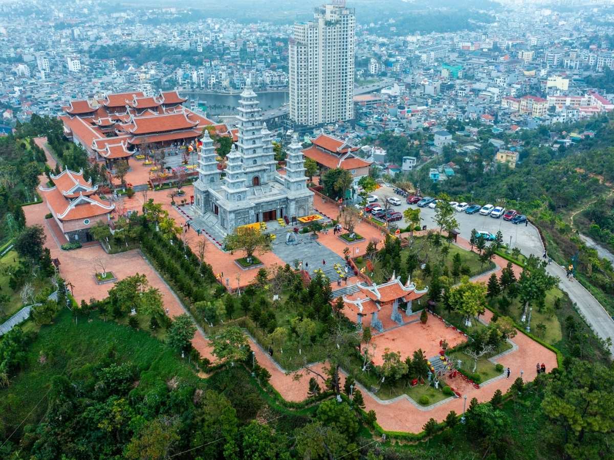 Bên cạnh đó, chùa Bảo Hải Linh Thông Tự trên đỉnh đồi còn là điểm đến tâm linh thanh tịnh.