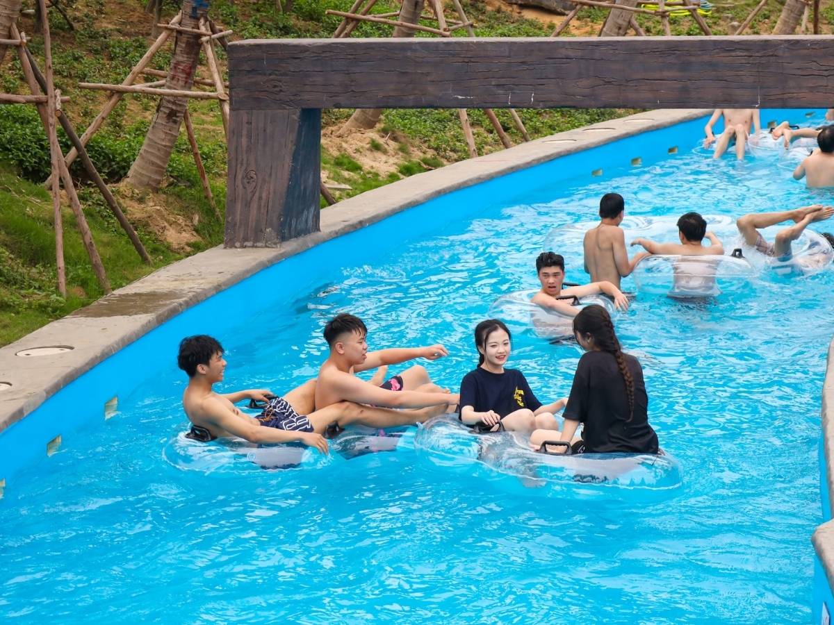 Typhoon Water Park mở cửa thường xuyên, mang đến không gian vui chơi dưới nước mát mẻ rất phù hợp để giải nhiệt trong những ngày nóng.