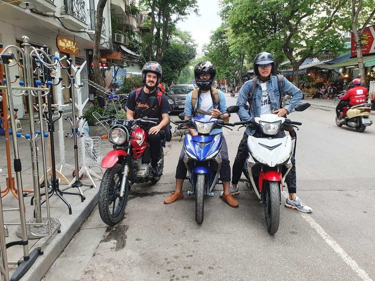Lựa chọn thuê xe máy ở Hạ Long giá rẻ là cách di chuyển được nhiều du khách yêu thích bởi vừa tiết kiệm chi phí vừa mang lại sự chủ động.