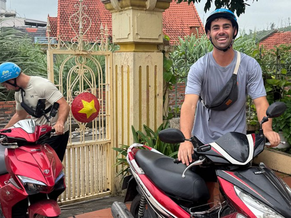 Kim’s Motorbike là địa chỉ quen thuộc tại Bãi Cháy nơi tập trung nhiều khách sạn và nhà hàng hải sản.