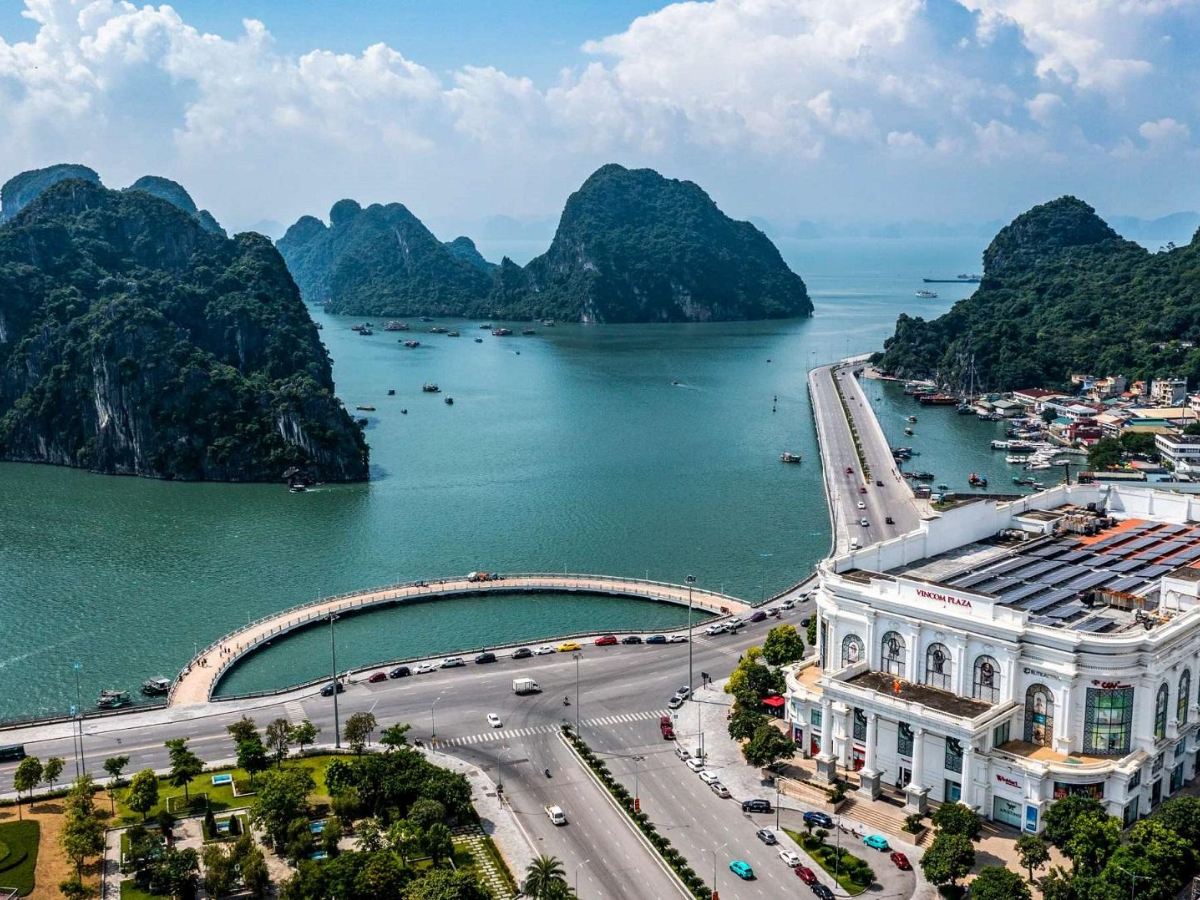 Hạ Long là thành phố du lịch kết hợp biển núi và đô thị hiện đại.