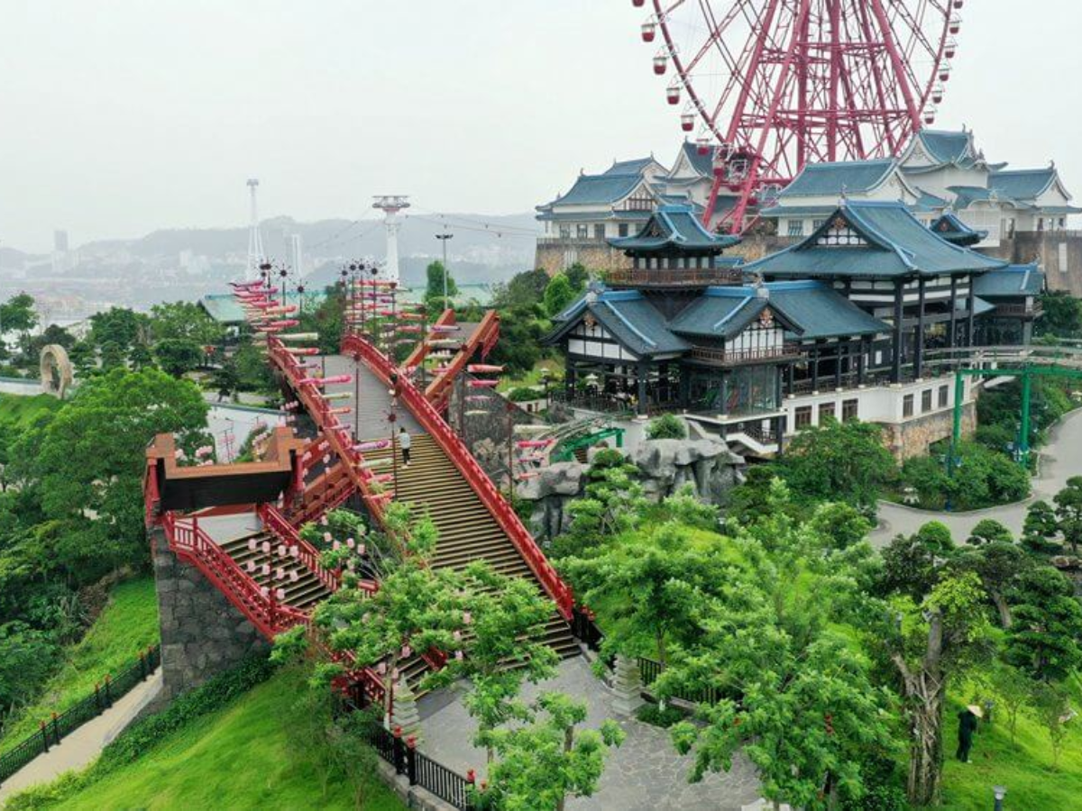 Buổi chiều quay lại Bãi Cháy trải nghiệm Sun World Ha Long hoặc dạo biển ngắm hoàng hôn.