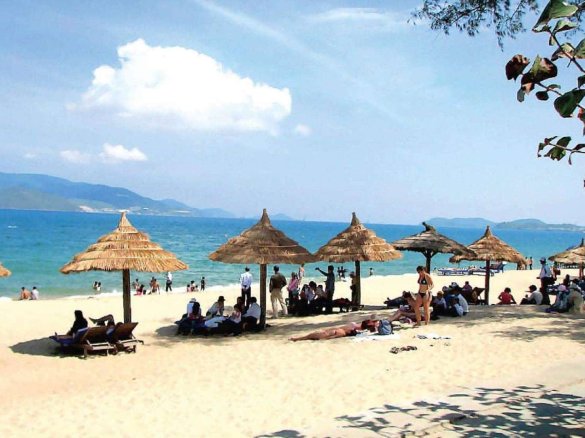 Từ cảng chỉ mất vài phút di chuyển là tới bãi biển Bãi Cháy để dạo biển và thư giãn.
