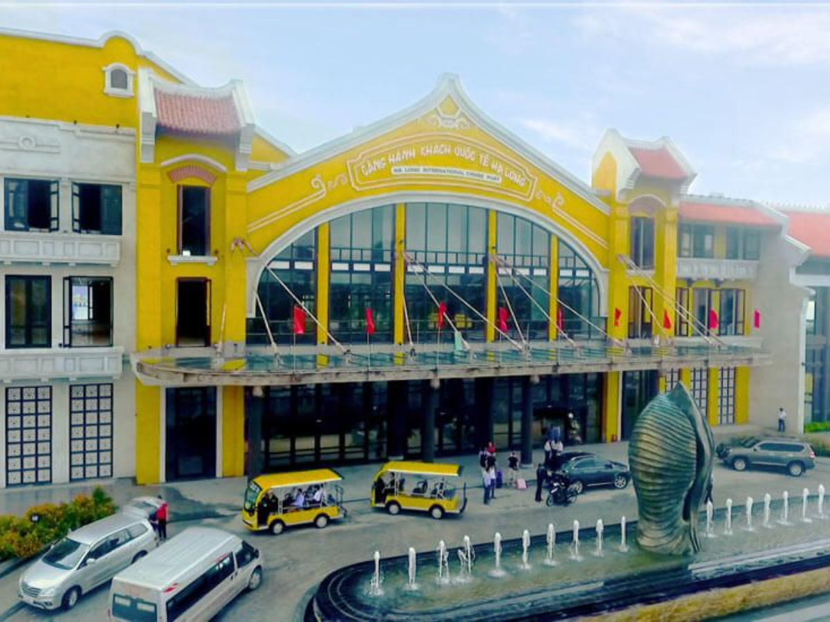 Cảng tàu khách quốc tế Hạ Long tọa lạc bên bờ vịnh trong khu tổ hợp du lịch giải trí sôi động của thành phố.