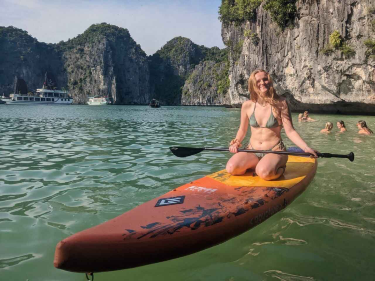 Các tuyến tham quan trong ngày thường kéo dài 4 đến 6 tiếng ghé hang động đảo đá và khu chèo kayak.