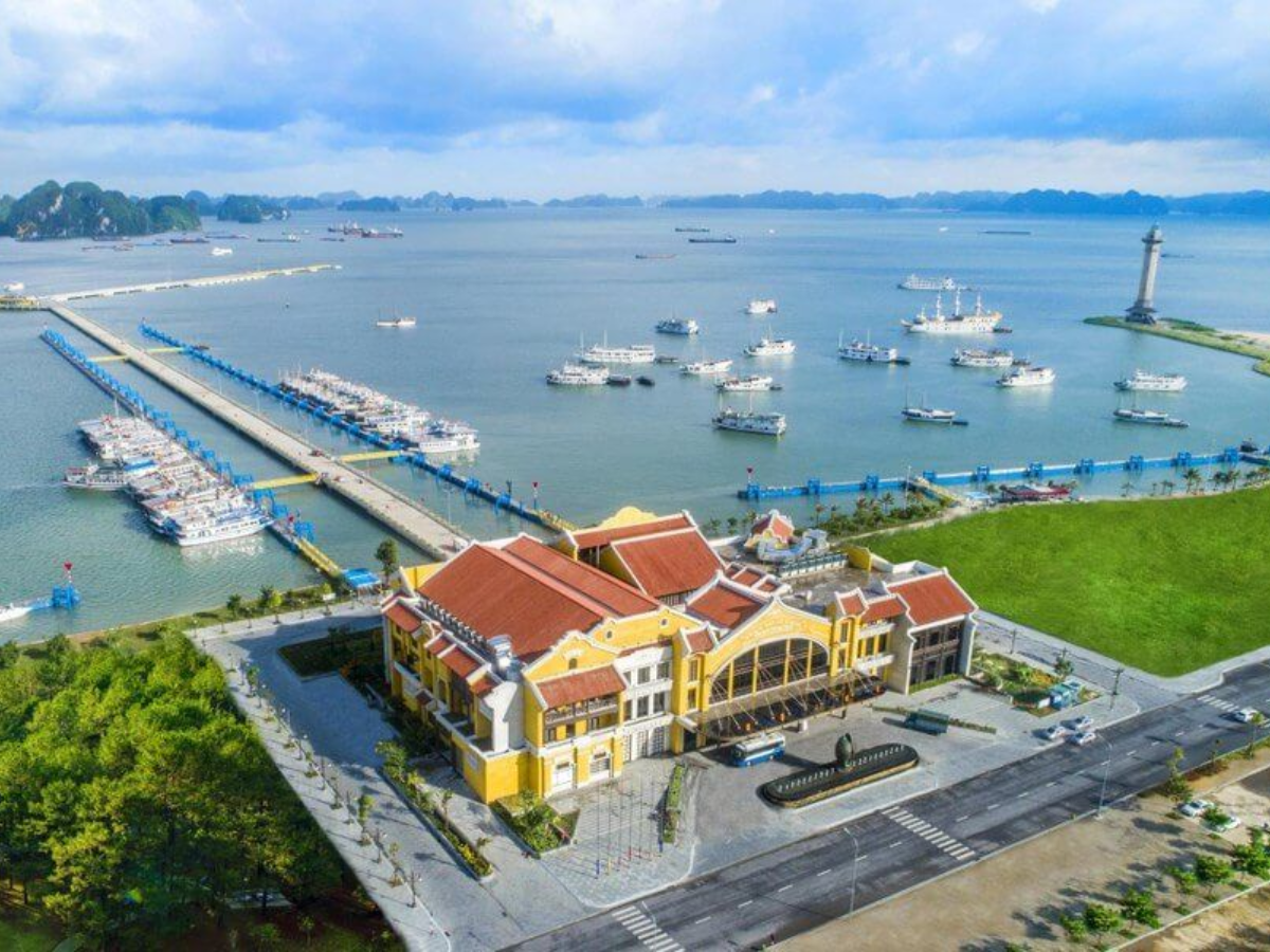 Cảng tàu du lịch quốc tế Hạ Long nằm tại trung tâm khu du lịch Bãi Cháy thuận tiện cho du khách lưu trú.