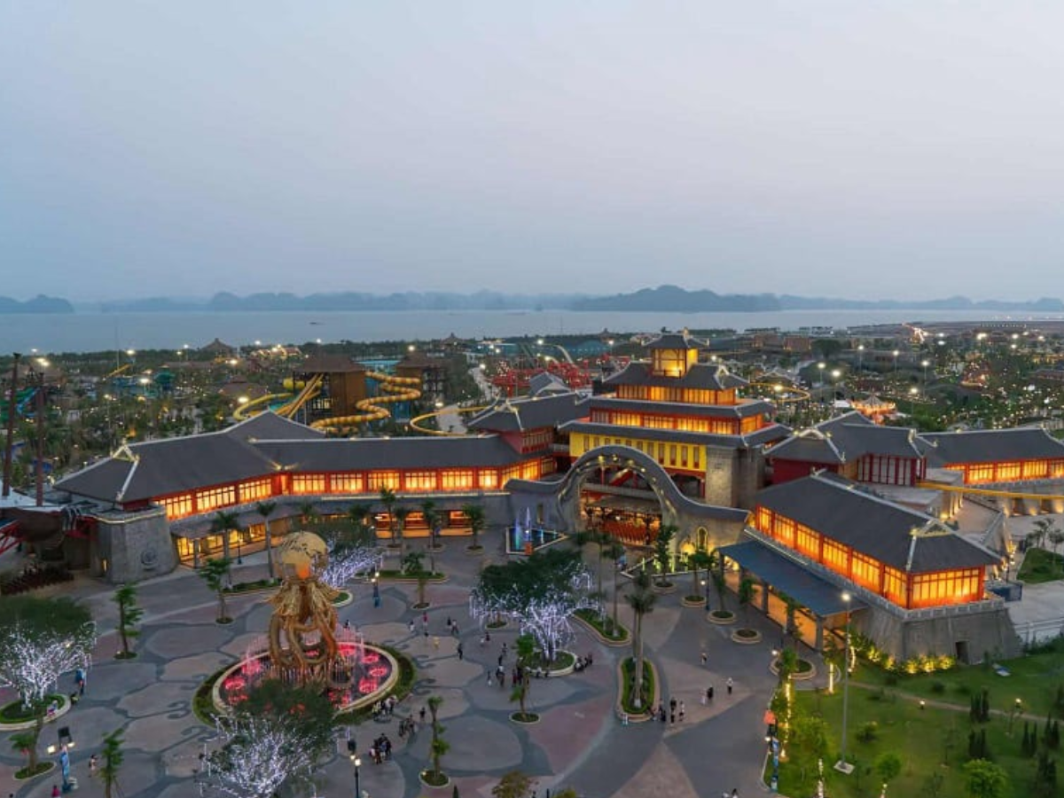 Sun World Ha Long tọa lạc tại khu du lịch Bãi Cháy trung tâm sôi động của thành phố Hạ Long.