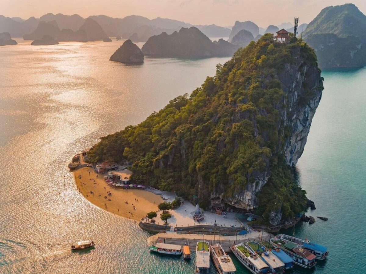 Đảo Ti Tốp nằm giữa vịnh là điểm dừng chân quen thuộc trong nhiều tour tham quan Hạ Long.