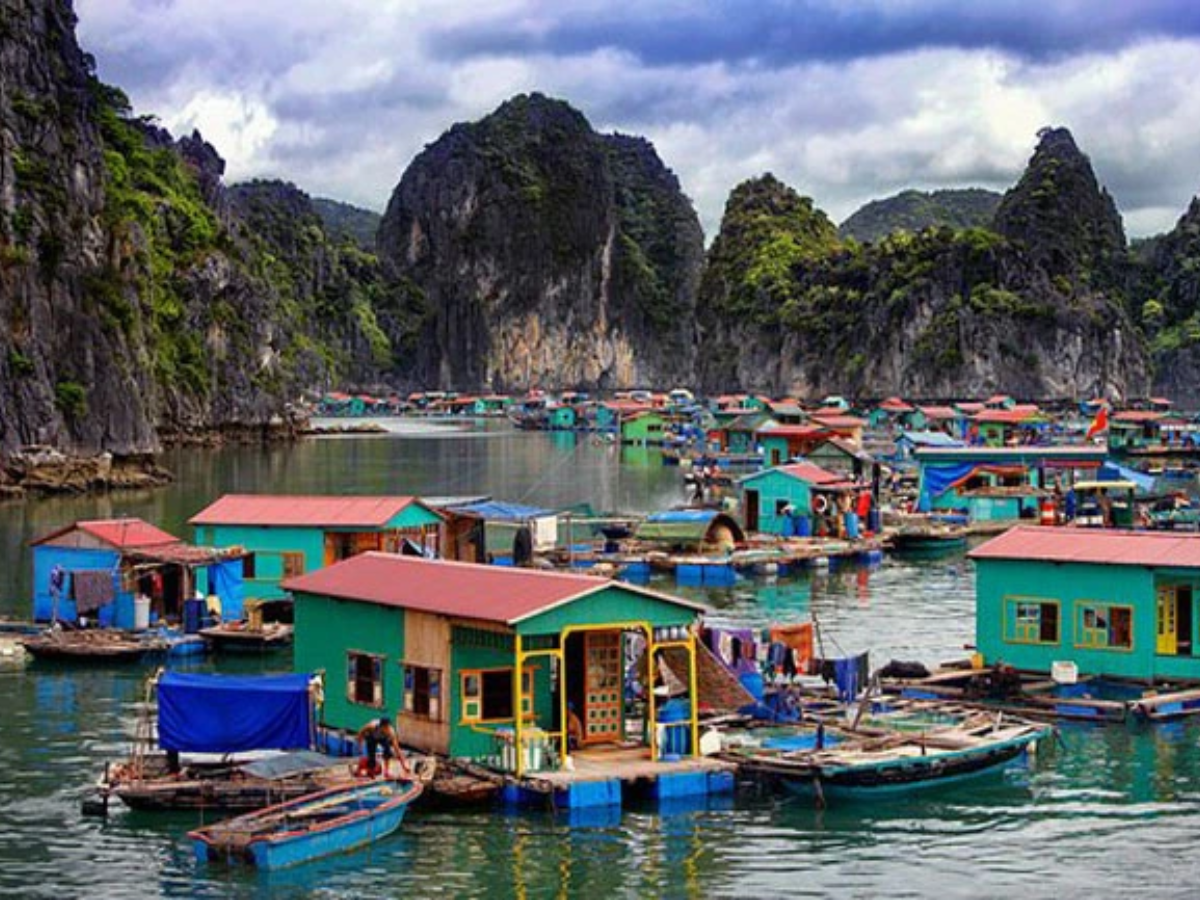 Làng chài Cửa Vạn tháng 10 có mặt nước lặng rất thích hợp cho hoạt động chèo kayak.