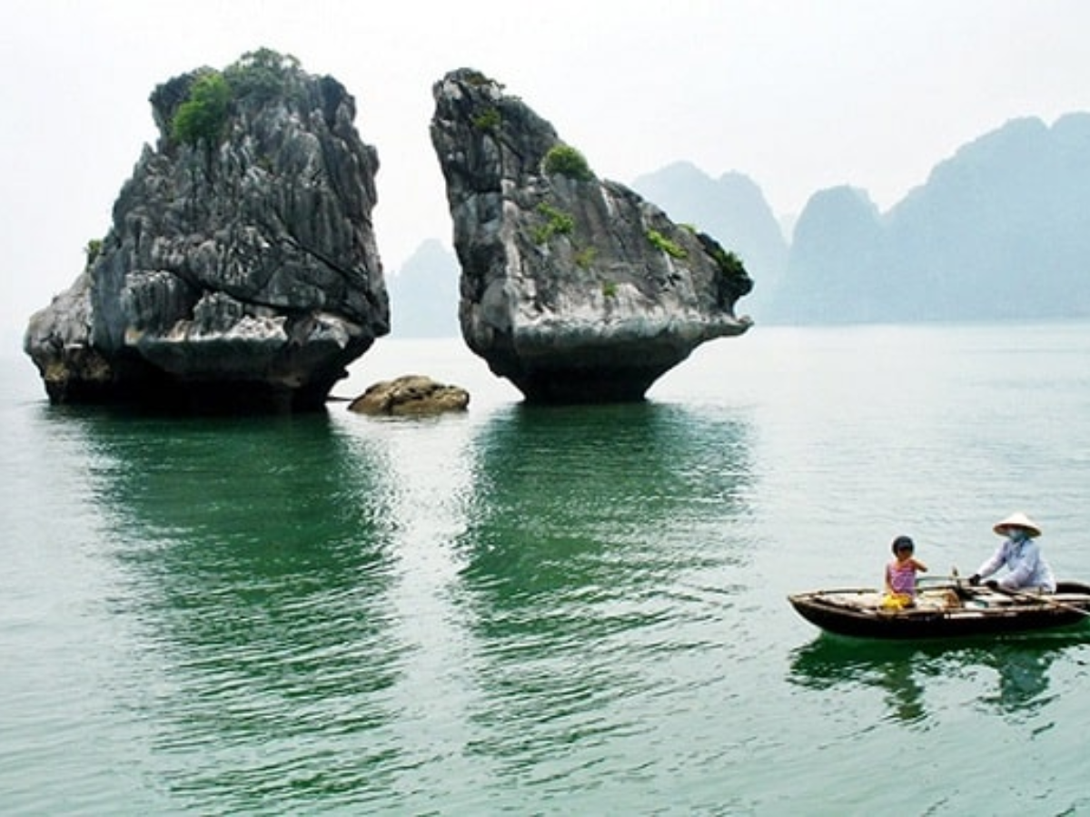 Hòn Trống Mái vào tháng 10 có trời xanh và ánh sáng đẹp giúp chụp ảnh ấn tượng hơn.