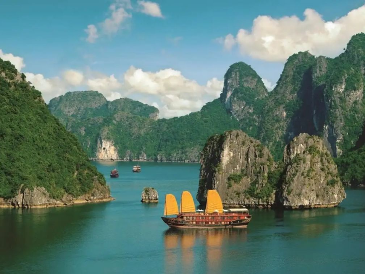 Vịnh Hạ Long là biểu tượng của Quảng Ninh và niềm tự hào du lịch Việt Nam trên bản đồ thế giới.