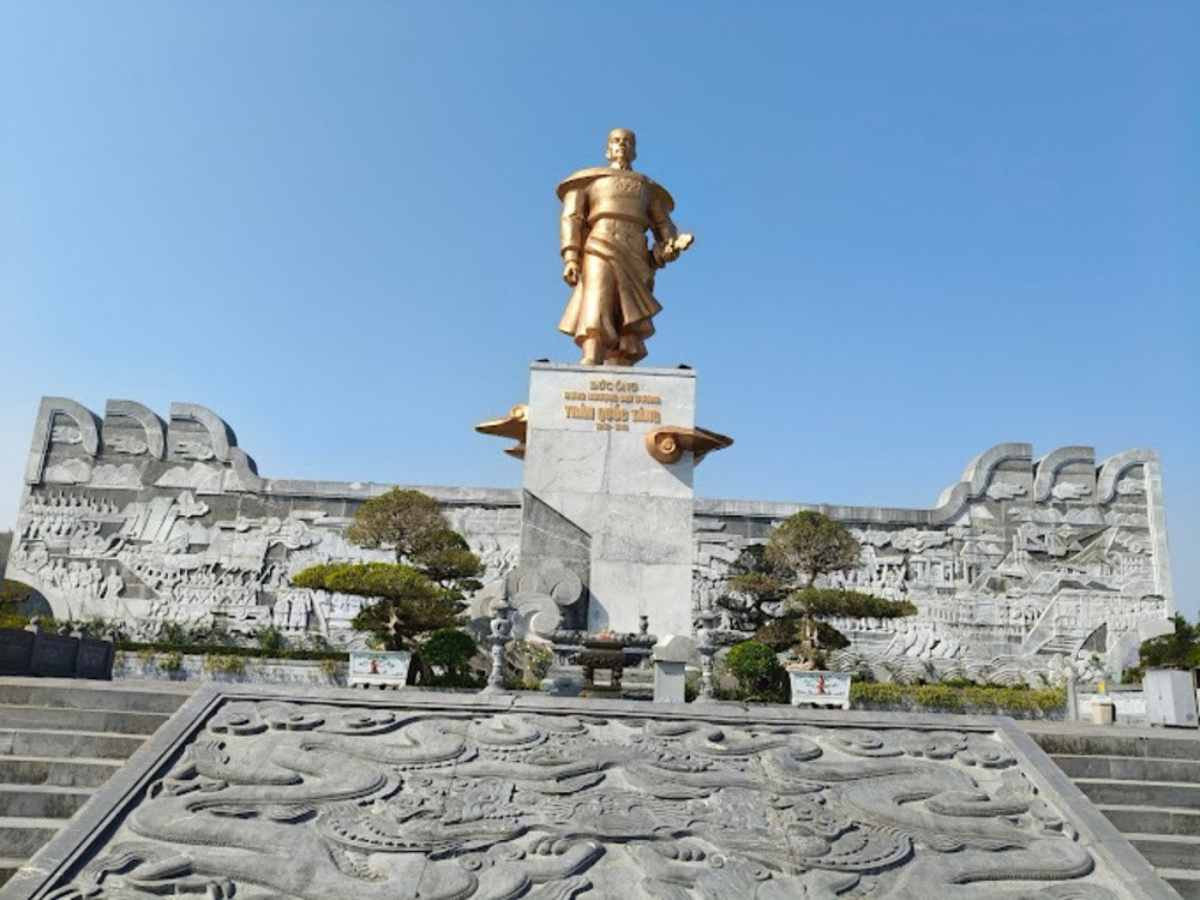 Đền Cửa Ông là điểm tâm linh thờ Hưng Nhượng Đại Vương Trần Quốc Tảng với giá trị lịch sử sâu sắc.