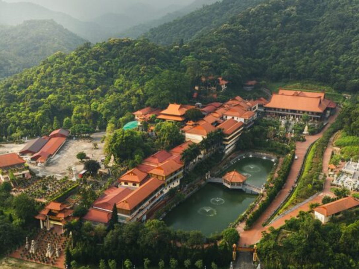 Yên Tử gắn liền Thiền phái Trúc Lâm và nổi bật với không gian núi rừng hùng vĩ linh thiêng.