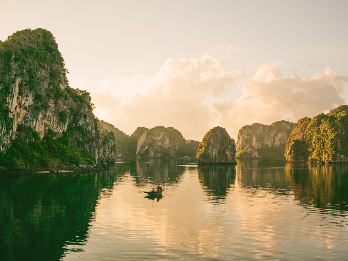 Mùa thu vịnh Hạ Long dịu dàng với biển lặng ánh sáng đẹp phù hợp nghỉ dưỡng và chụp ảnh.
