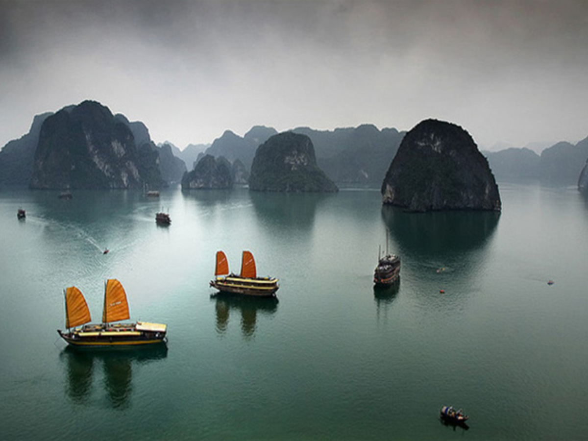 Mùa đông biển không còn thích hợp tắm nhưng du thuyền trên vịnh trong sương mờ là trải nghiệm đặc biệt.