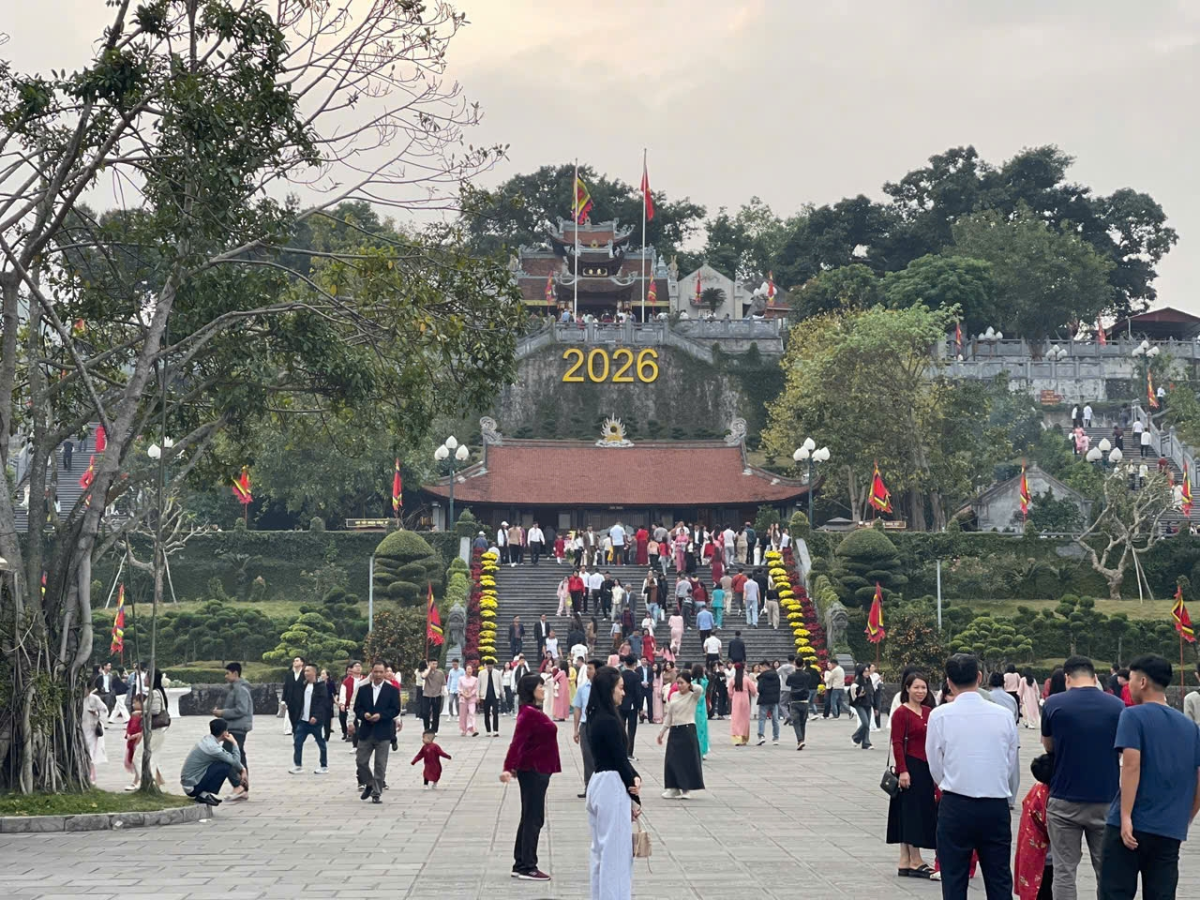 Mùa xuân ở Quảng Ninh mang sắc thái dịu nhẹ và là thời điểm lý tưởng cho du lịch tâm linh đầu năm.