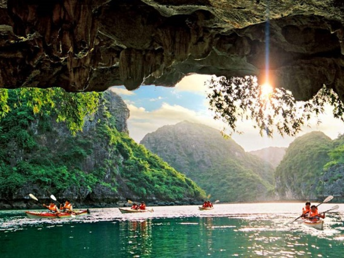 Hành trình tham quan Vịnh Hạ Long thường gồm khám phá hang động chèo kayak ngắm cảnh và chụp ảnh.