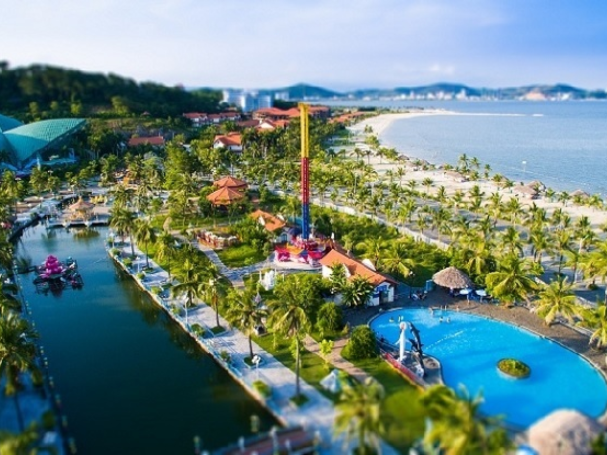 Tuần Châu có bãi biển riêng resort và bến du thuyền với không khí nghỉ dưỡng nhẹ nhàng.