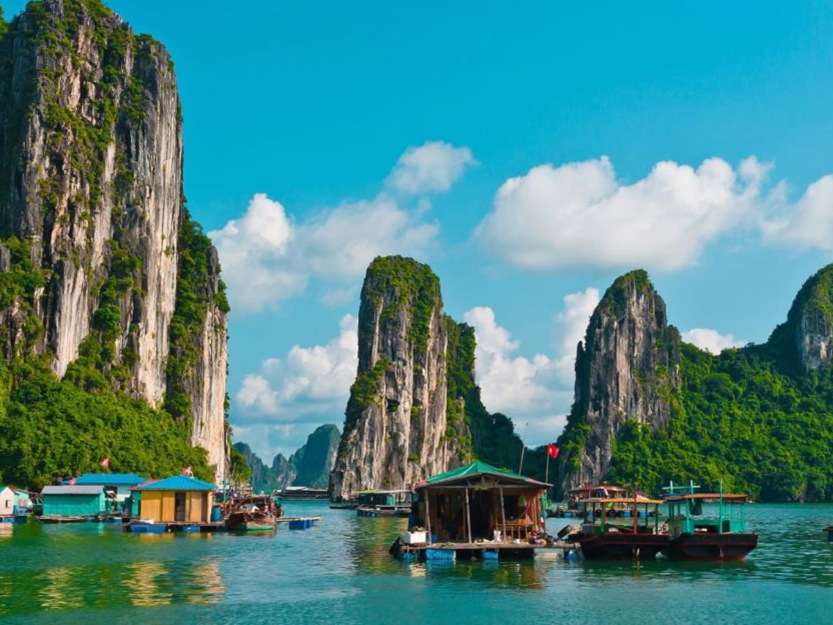 Vịnh Hạ Long được UNESCO công nhận là di sản thiên nhiên thế giới với hàng nghìn đảo đá vôi giữa làn nước xanh ngọc.