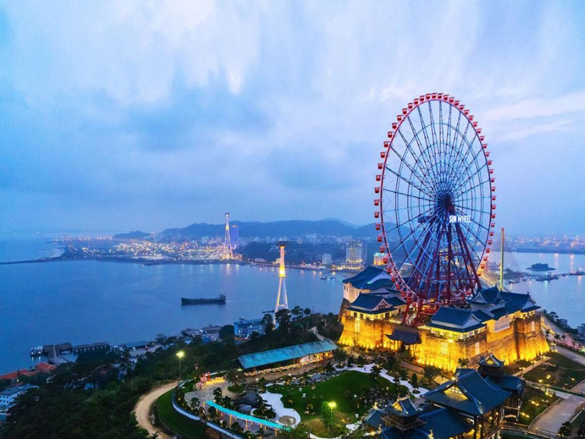 Sun World Ha Long Park gồm công viên giải trí công viên nước và cáp treo Nữ Hoàng bắc qua biển.
