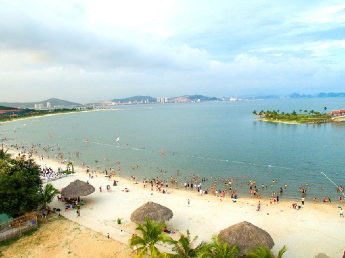 Tuần Châu nổi bật với bãi tắm riêng bến du thuyền và không gian rộng rãi phù hợp gia đình.