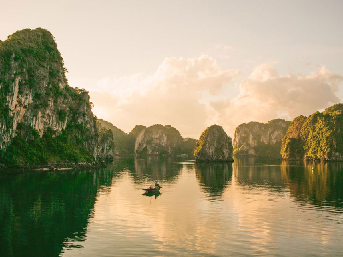 Mùa hè ở Hạ Long kéo dài từ tháng 5 đến tháng 8 với nắng nhiều trời trong và biển xanh rõ nhất năm.