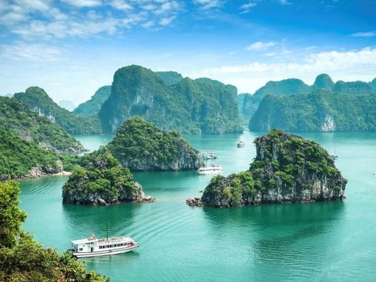 Đảo Tuần Châu có bãi biển riêng khu biểu diễn nghệ thuật và nhiều dịch vụ dành cho gia đình.