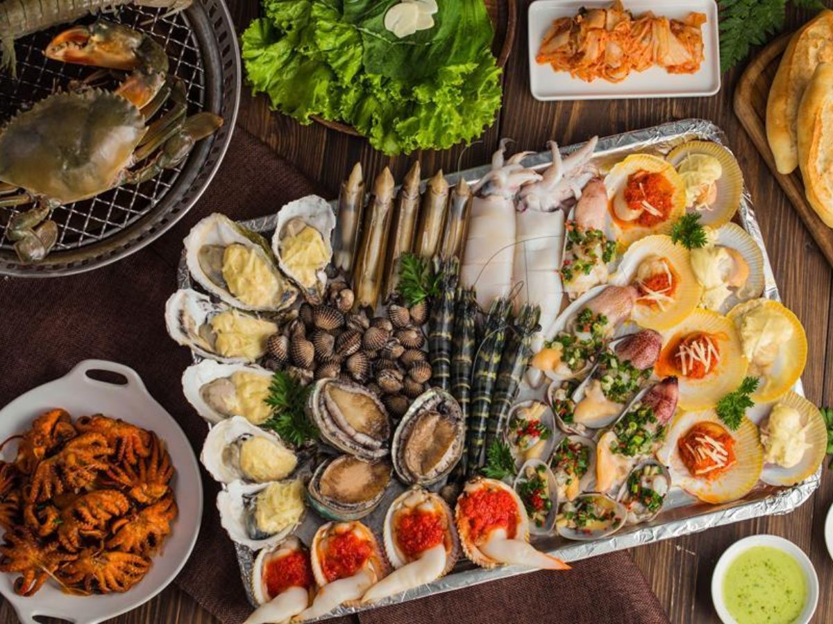 Ẩm thực là phần không thể thiếu trong kinh nghiệm du lịch Hạ Long mùa hè của du khách.