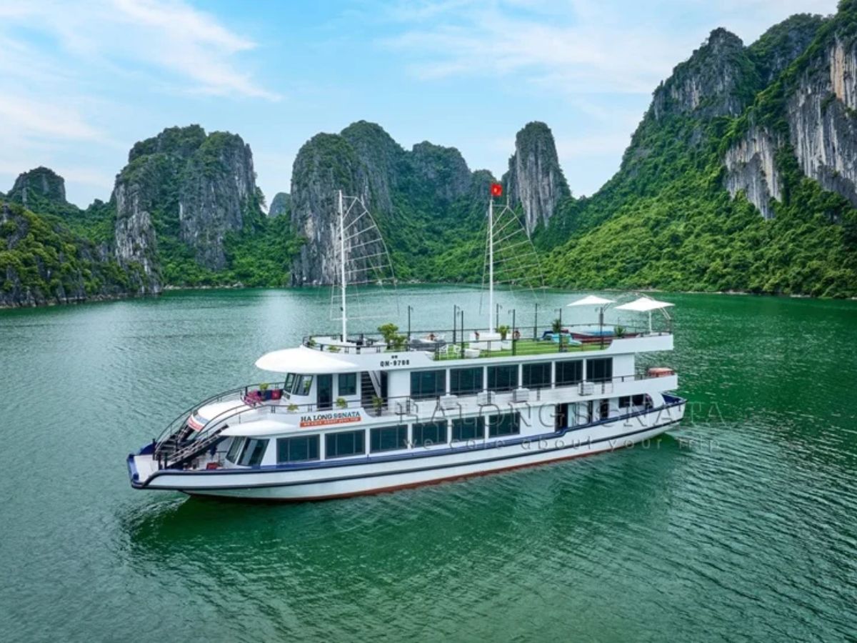 Tham quan Vịnh Hạ Long là trải nghiệm không thể thiếu với hành trình qua đảo đá hang động và bãi tắm.