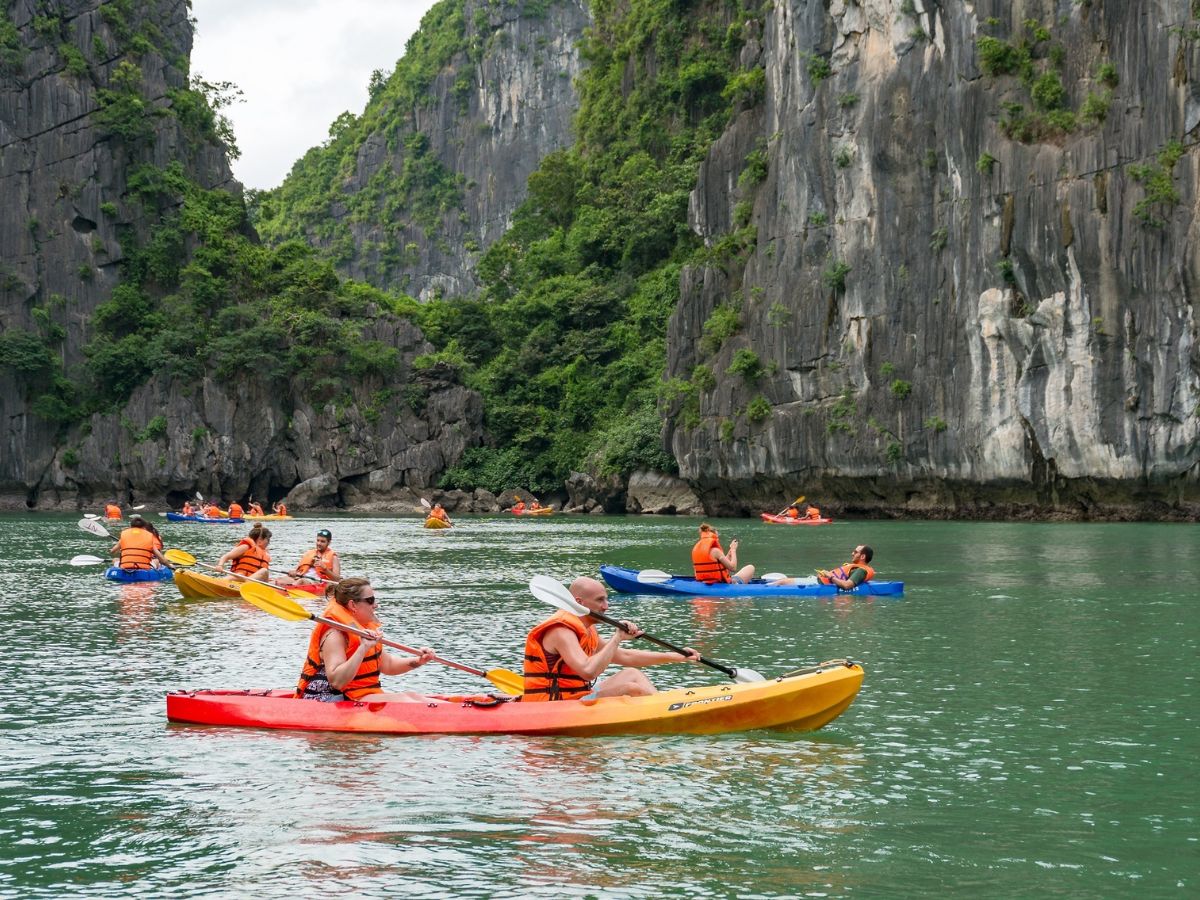 Kayak là hoạt động được yêu thích khi tự chèo qua vòm hang và len lỏi giữa các đảo đá.