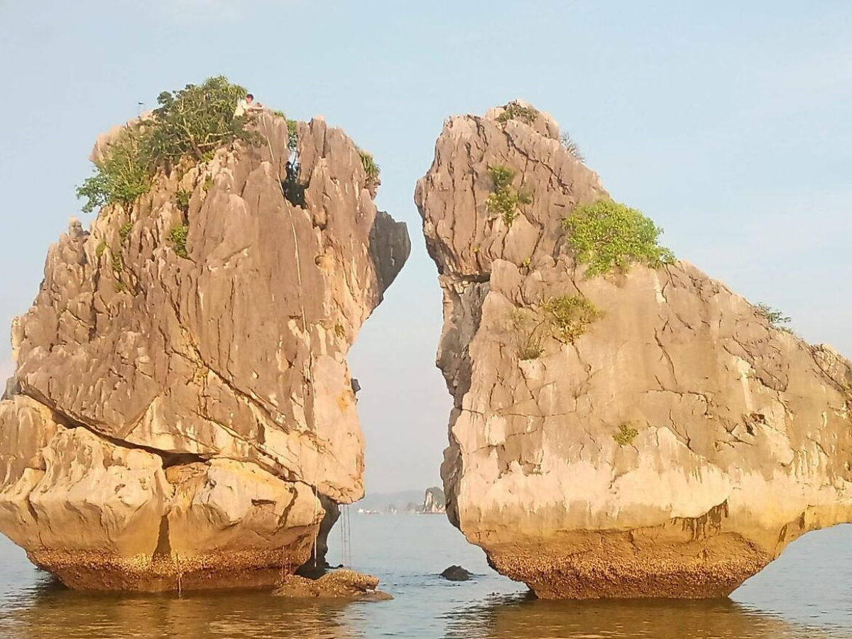 Hòn Trống Mái là cụm đá nổi tiếng hai khối đối diện như đôi chim trên mặt nước.