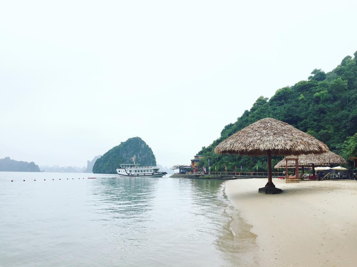 Ngoài Ti Tốp vịnh Hạ Long còn có Soi Sim và các bãi tắm được quy hoạch an toàn.